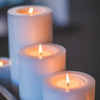 bougies-allumees-400x400 bougies-allumees-400x400